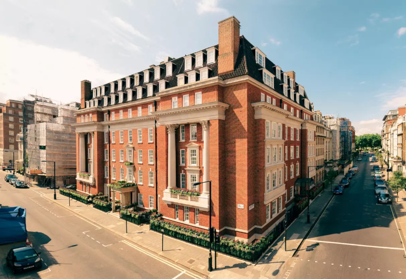 The corner façade seen from above