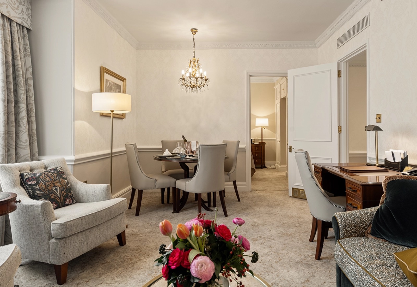 Lounge with dining table and writing desk