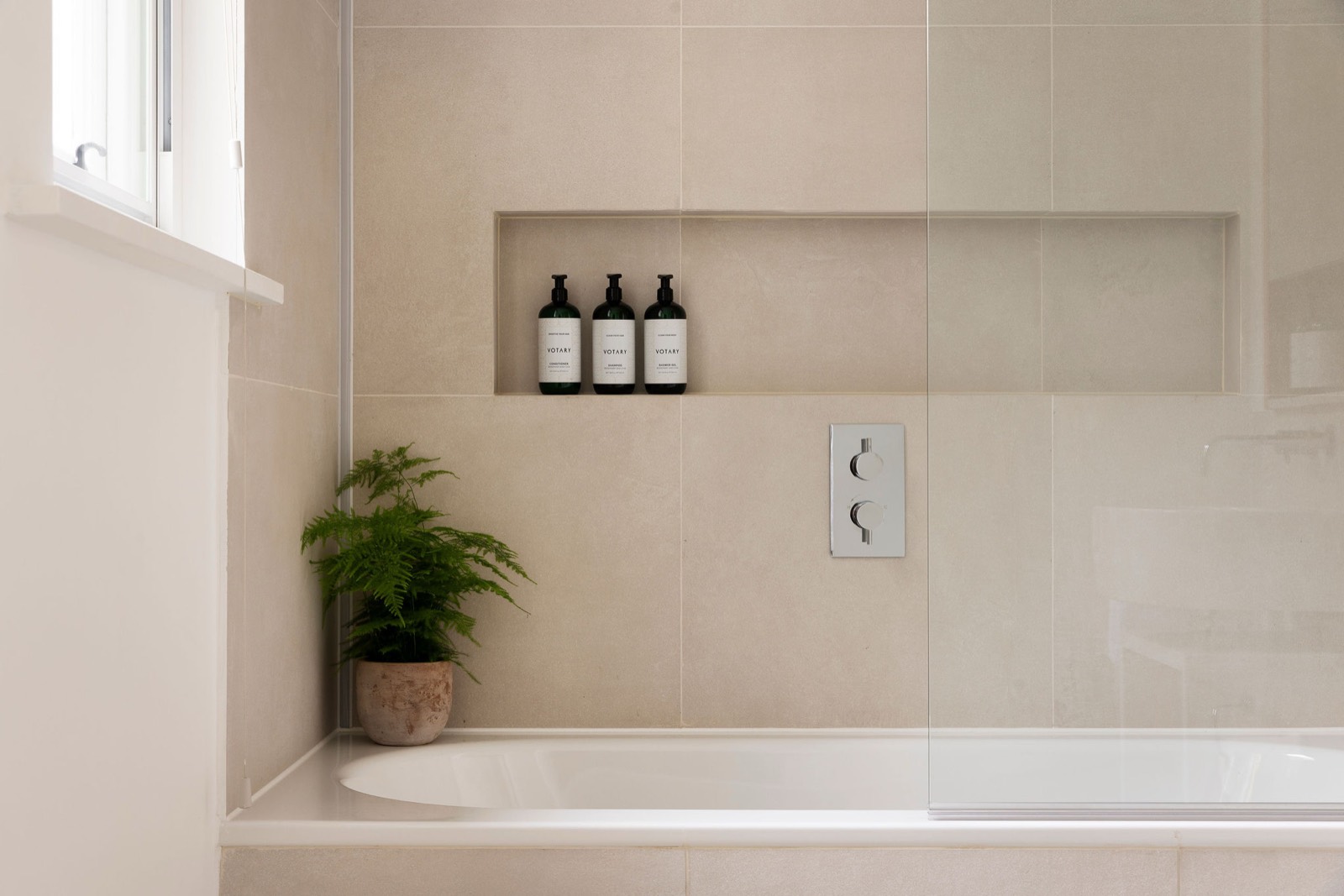 Tiled niche above the bath