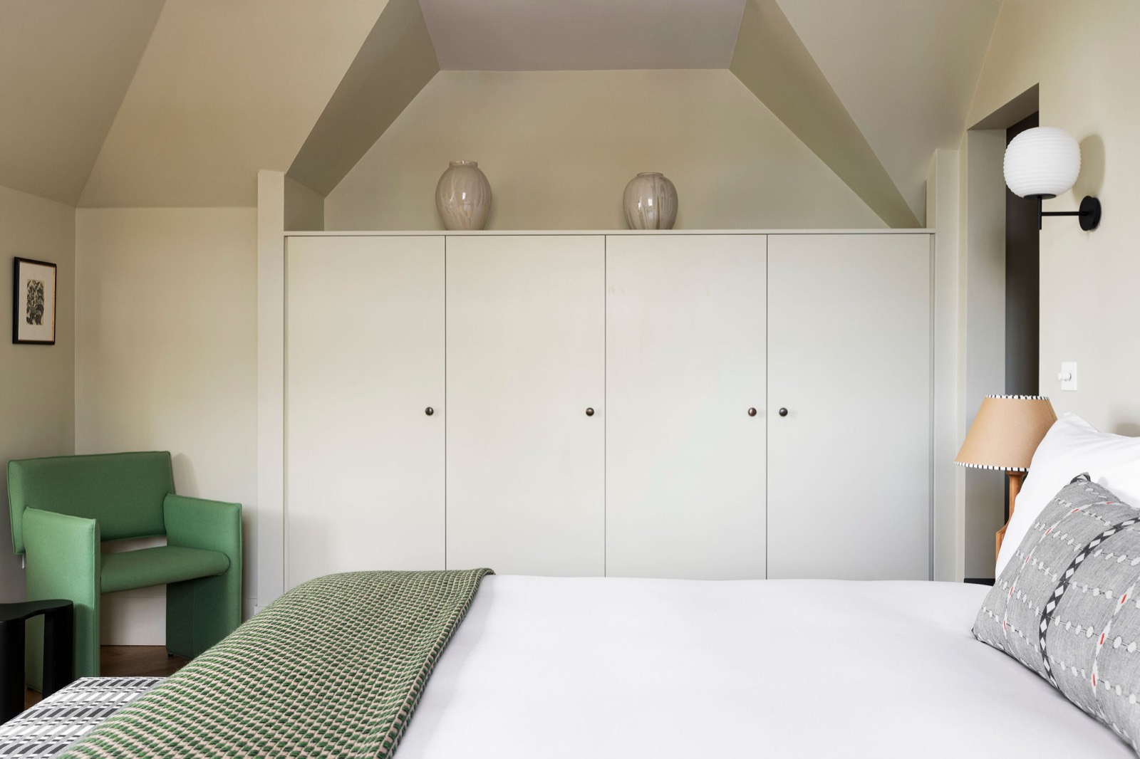 Fitted wardrobes facing the bed