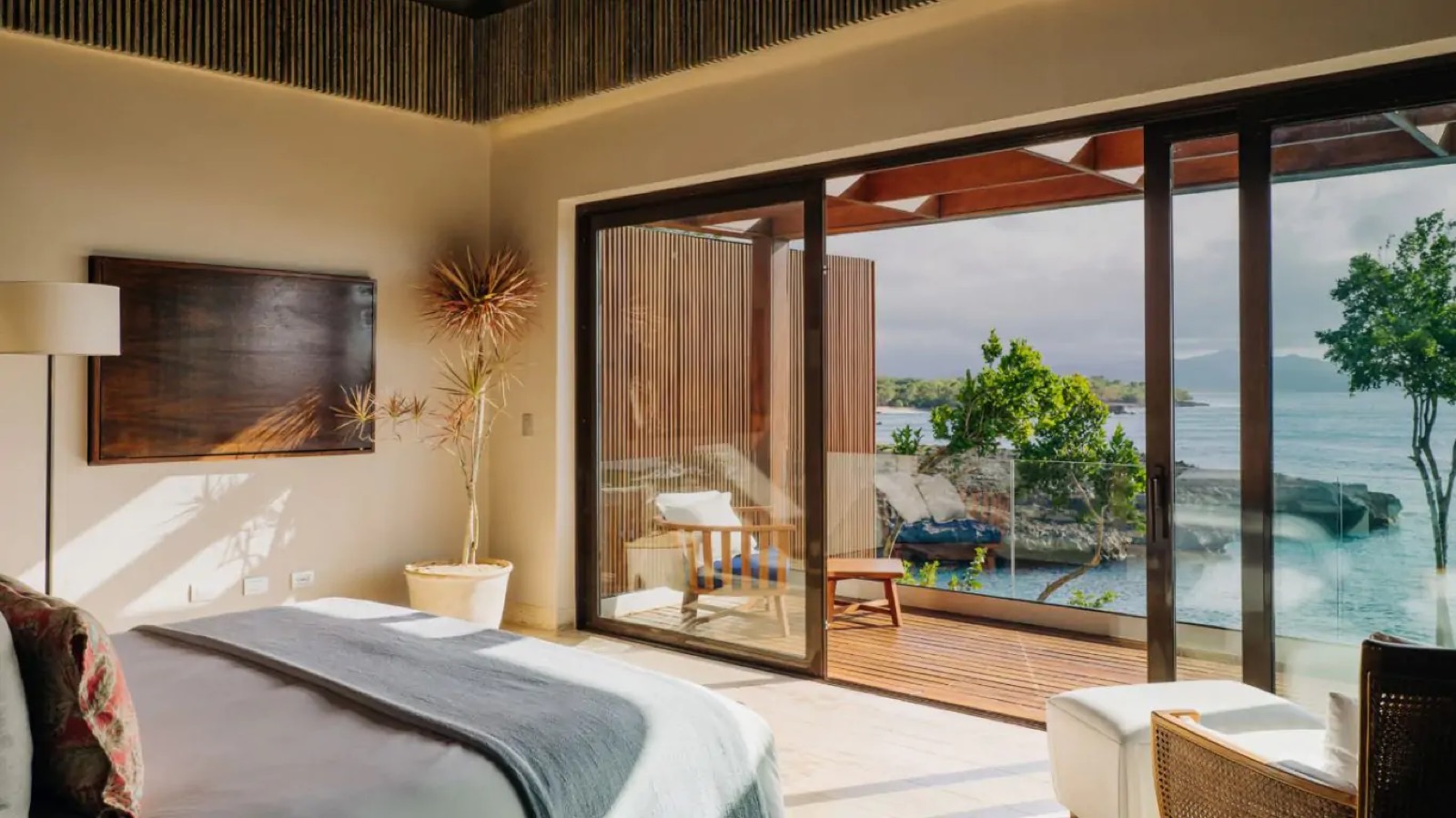 Bedroom with terrace above the rocks