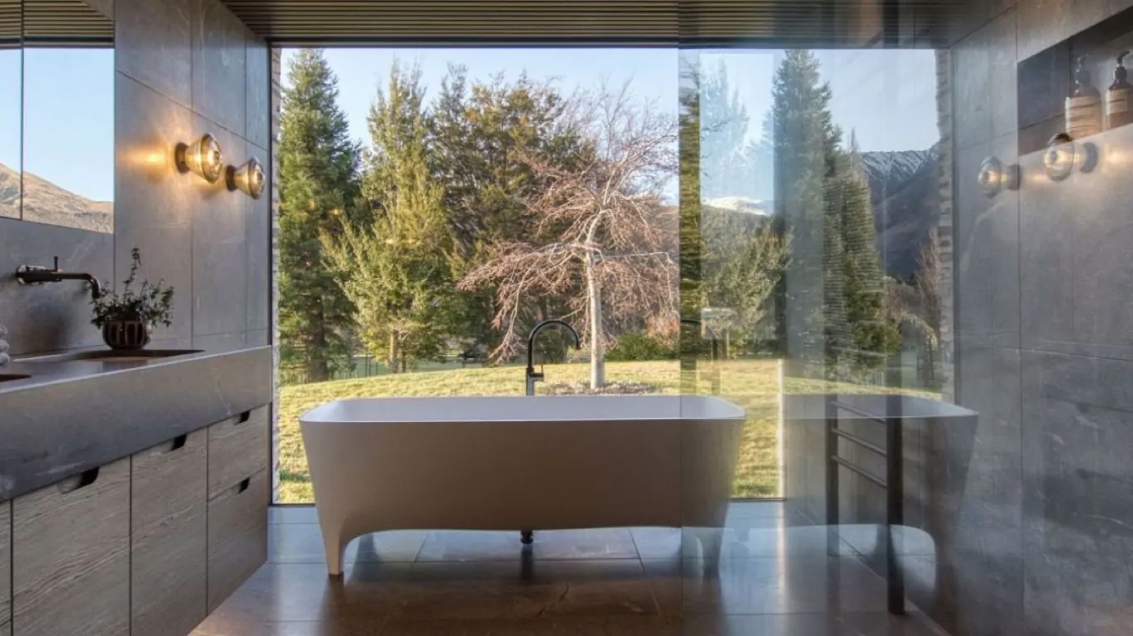 Freestanding bath at the garden window