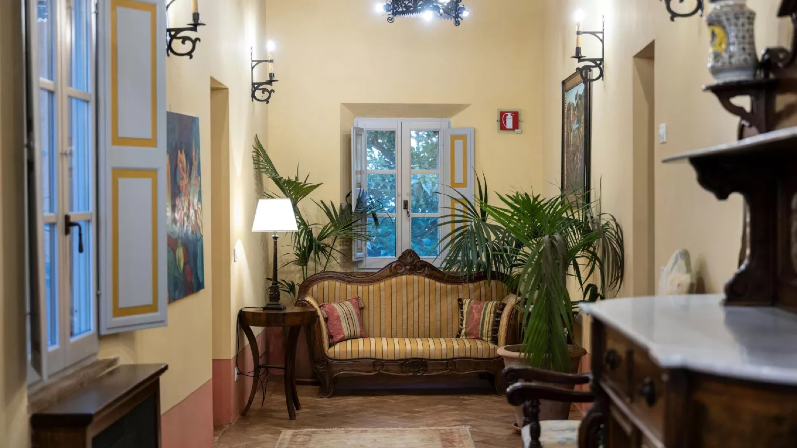 The entrance hall with striped antique settee