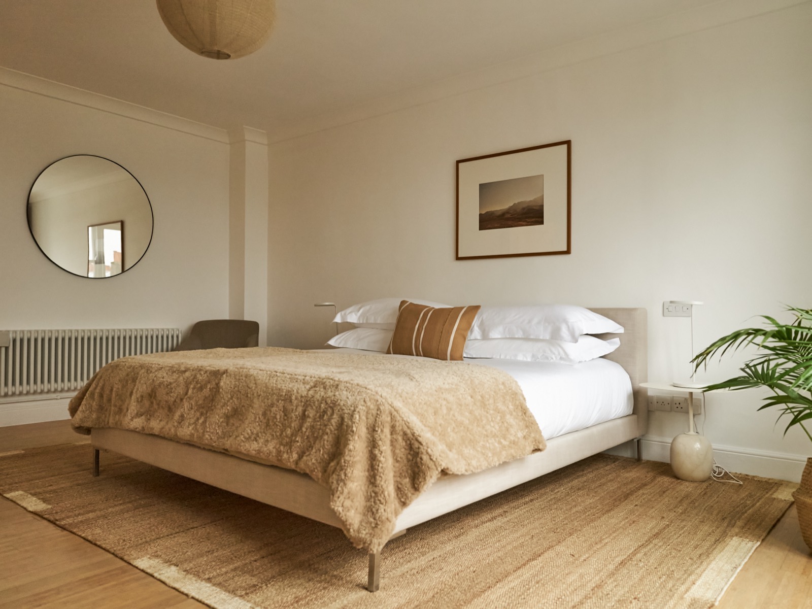 Second bedroom with round mirror