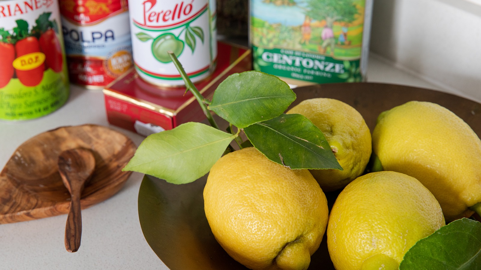 Lemons and Italian tins on the worktop