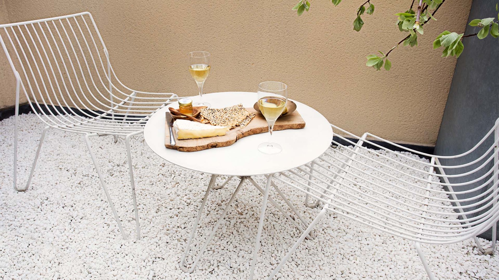 Terrace seating on white gravel