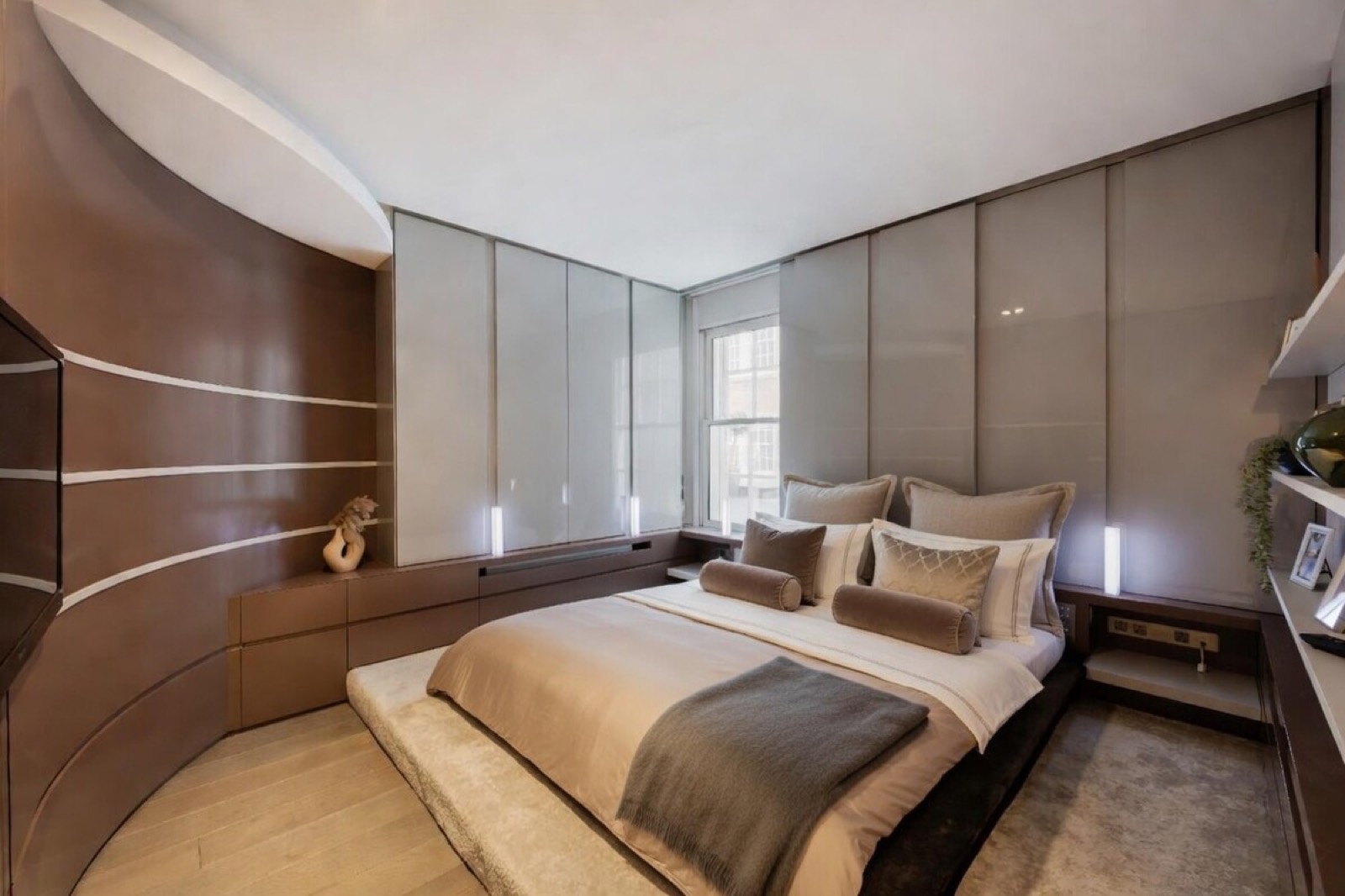 Bedroom with a curved leather panelled wall