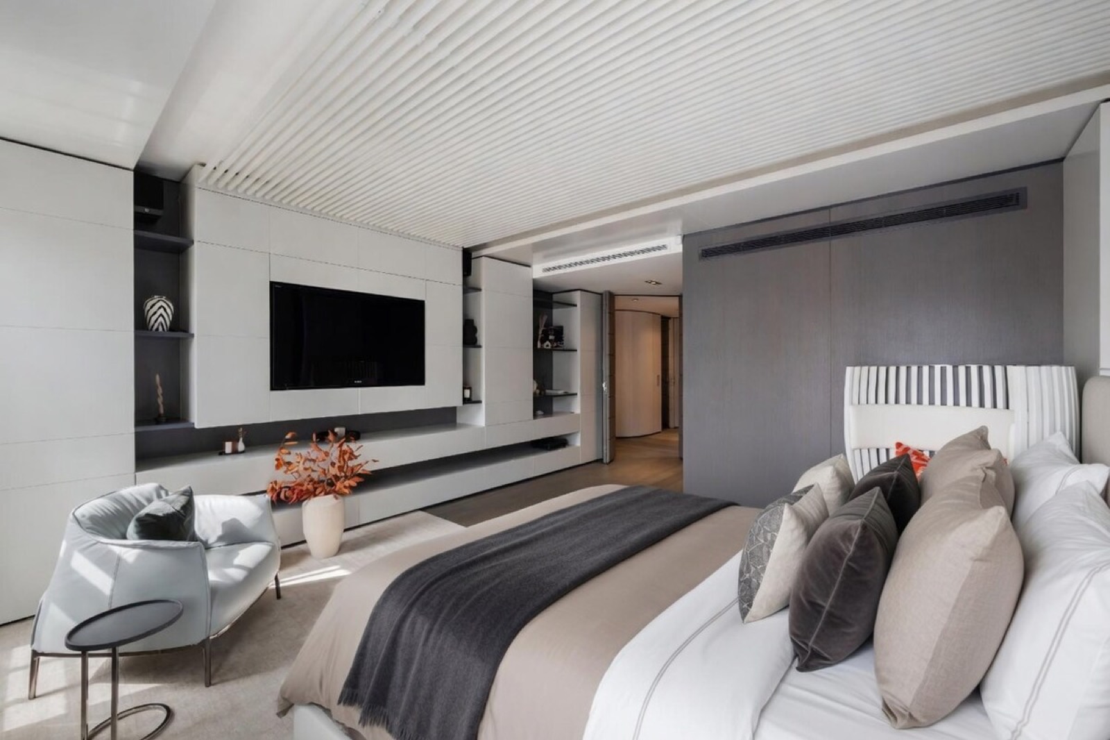 Principal bedroom with a slatted white headboard