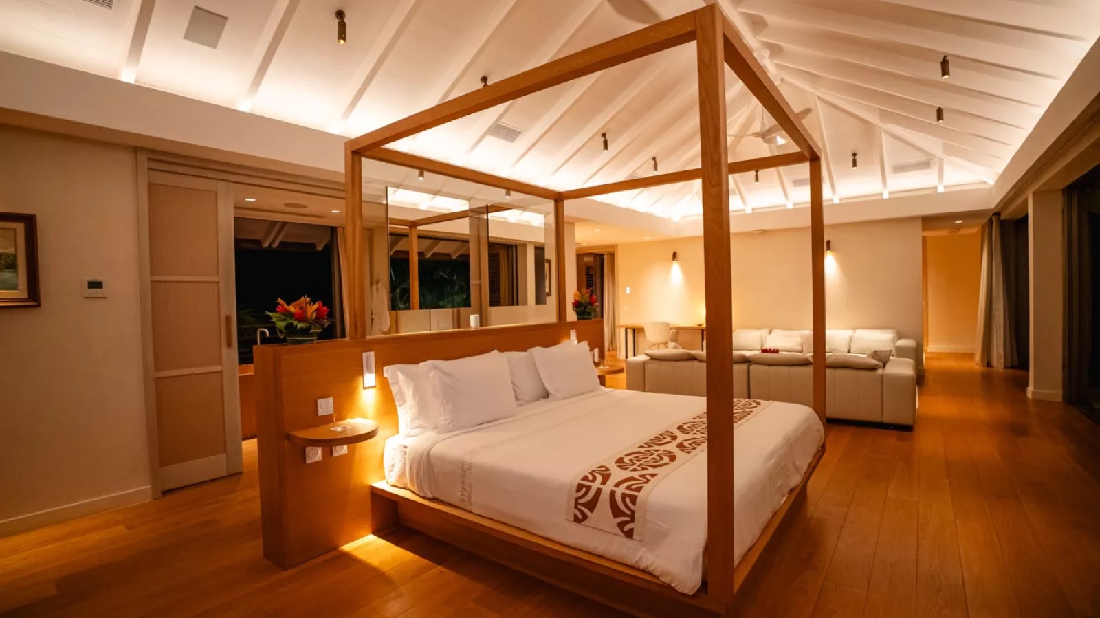 Principal bedroom with four-poster and sitting area