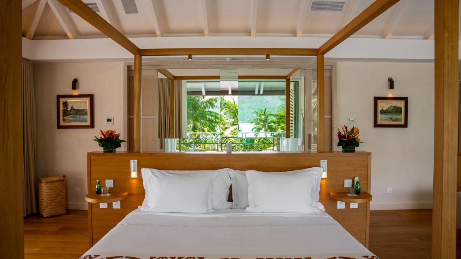 Second bedroom, four-poster facing the palms