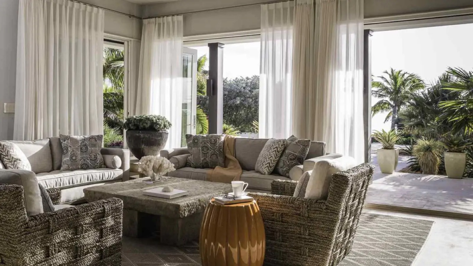 Sitting room opening onto the terrace