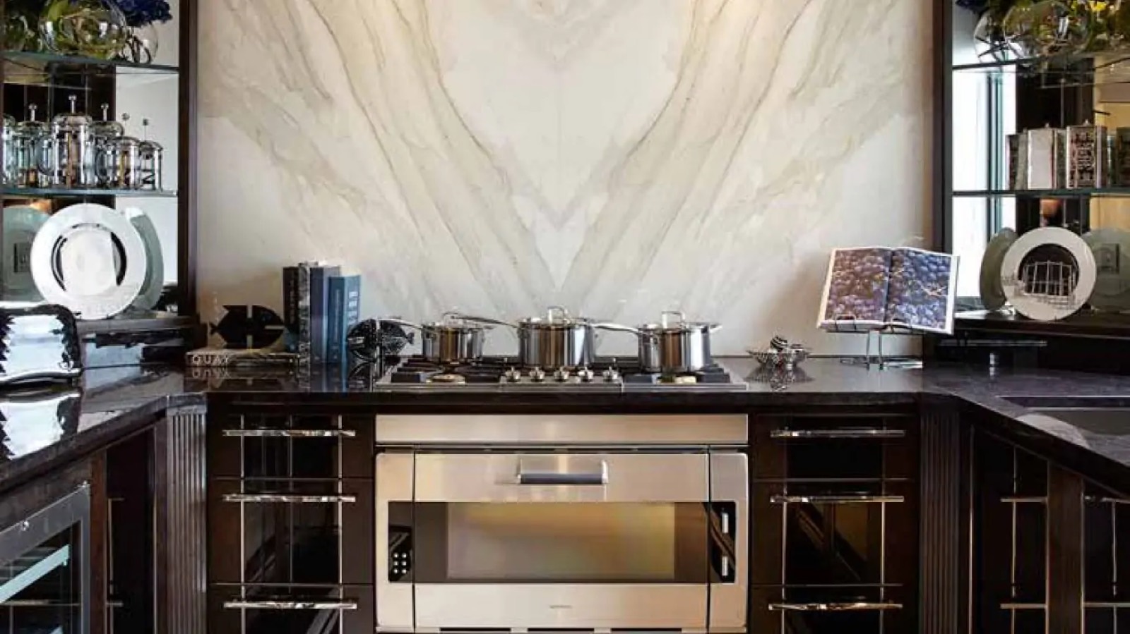 Gas hob beneath the bookmatched marble splashback