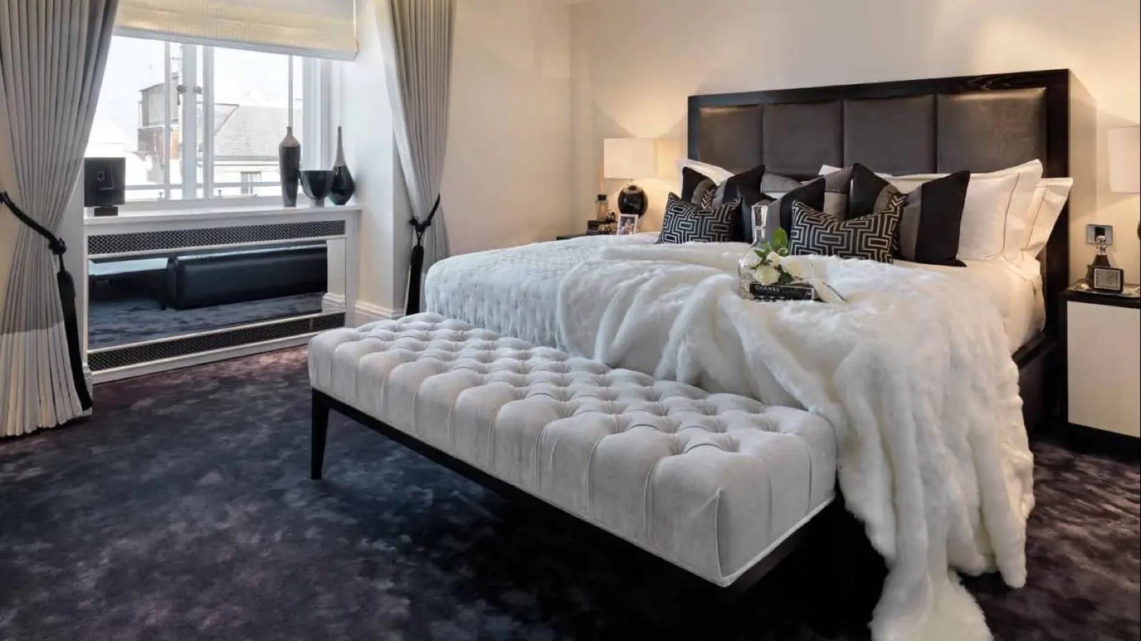Second bedroom with buttoned bench at the foot