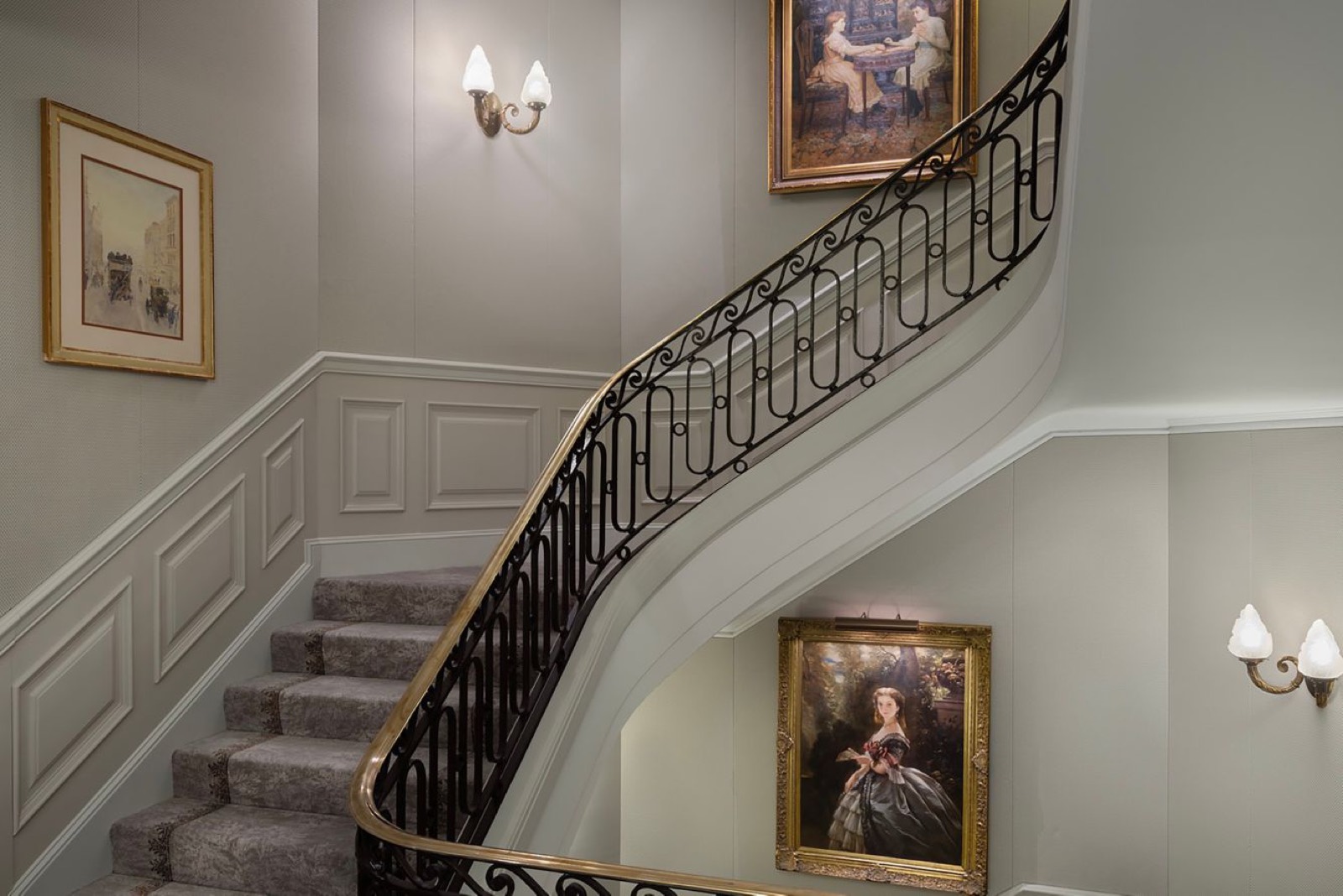 The staircase with its ironwork balustrade