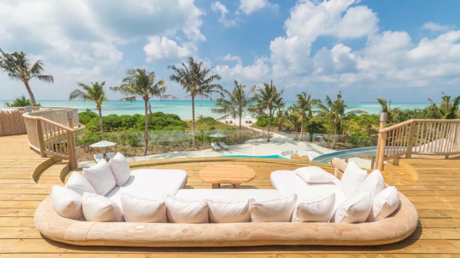 Curved deck daybed above the pool