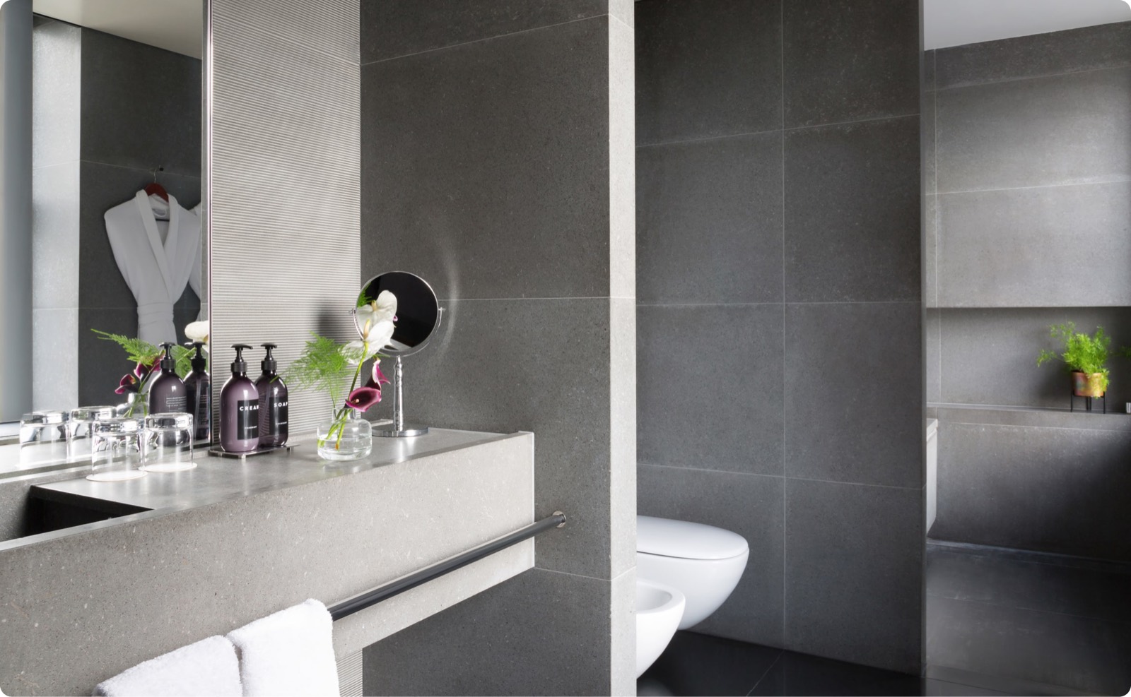 En-suite bathroom lined in grey stone