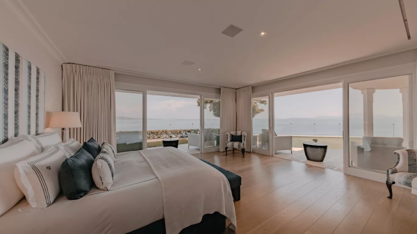 Principal bedroom with corner windows to the sea