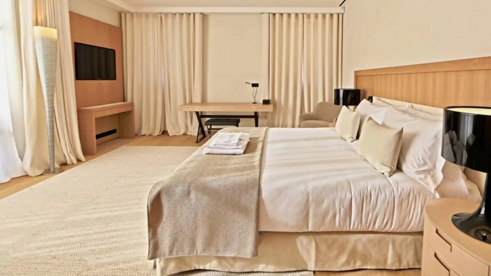 Bedroom in cream with writing desk