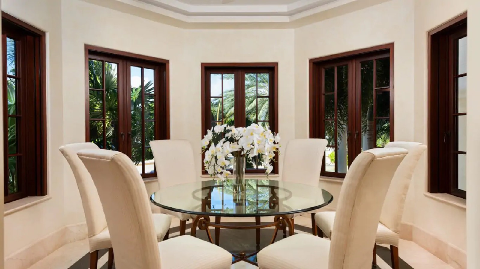 Breakfast room in a bay of windows
