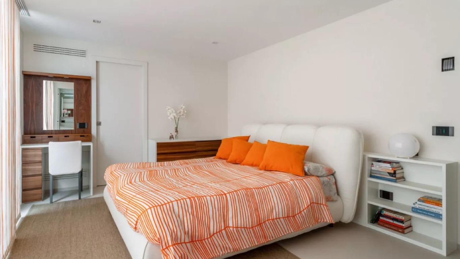Bedroom in orange with dressing table