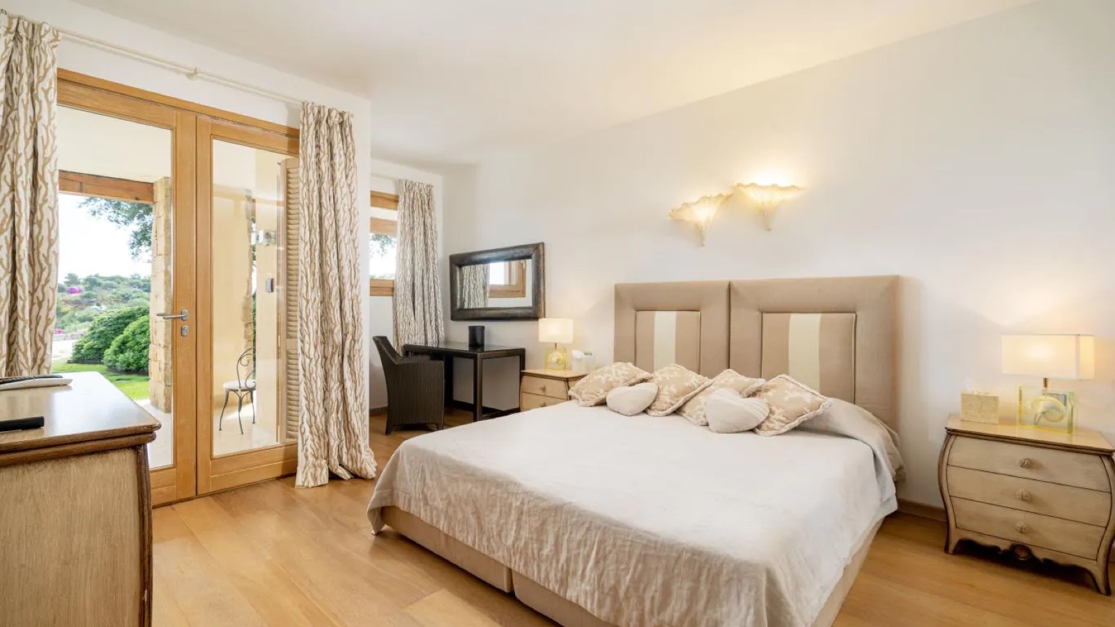 Double bedroom with doors to the garden