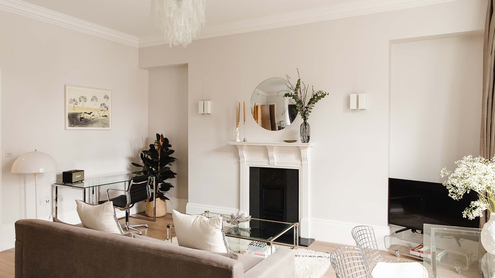 Sofa and writing desk in the living area