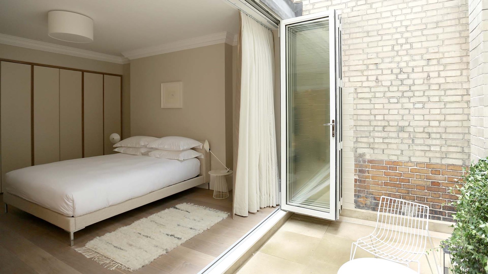 Principal bedroom opening onto the terrace