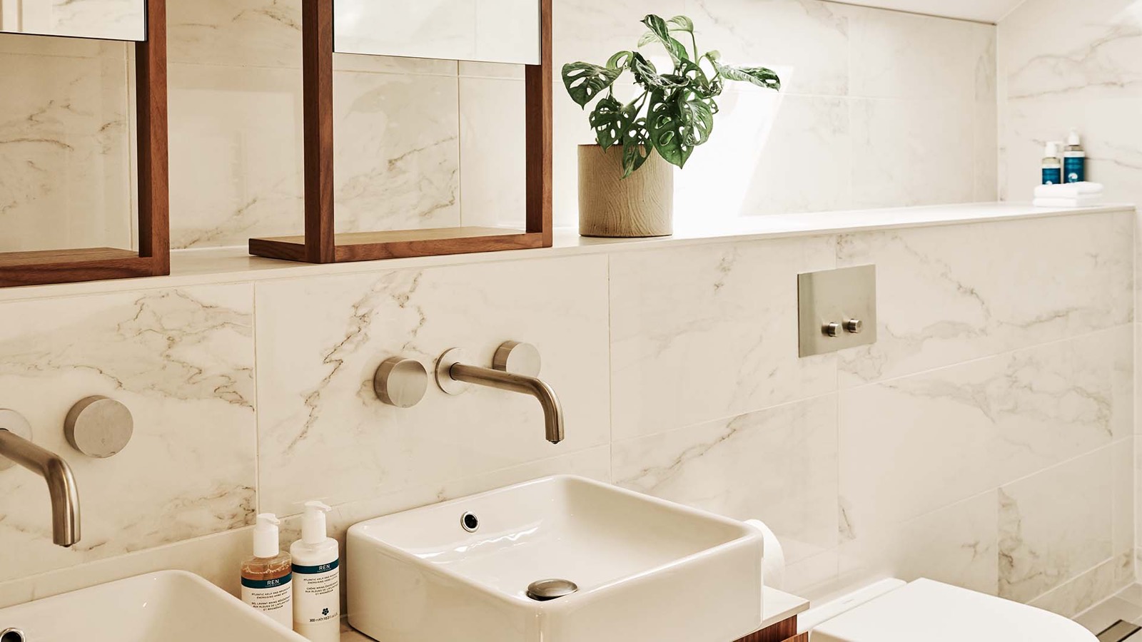 Main bathroom with double basins in marble