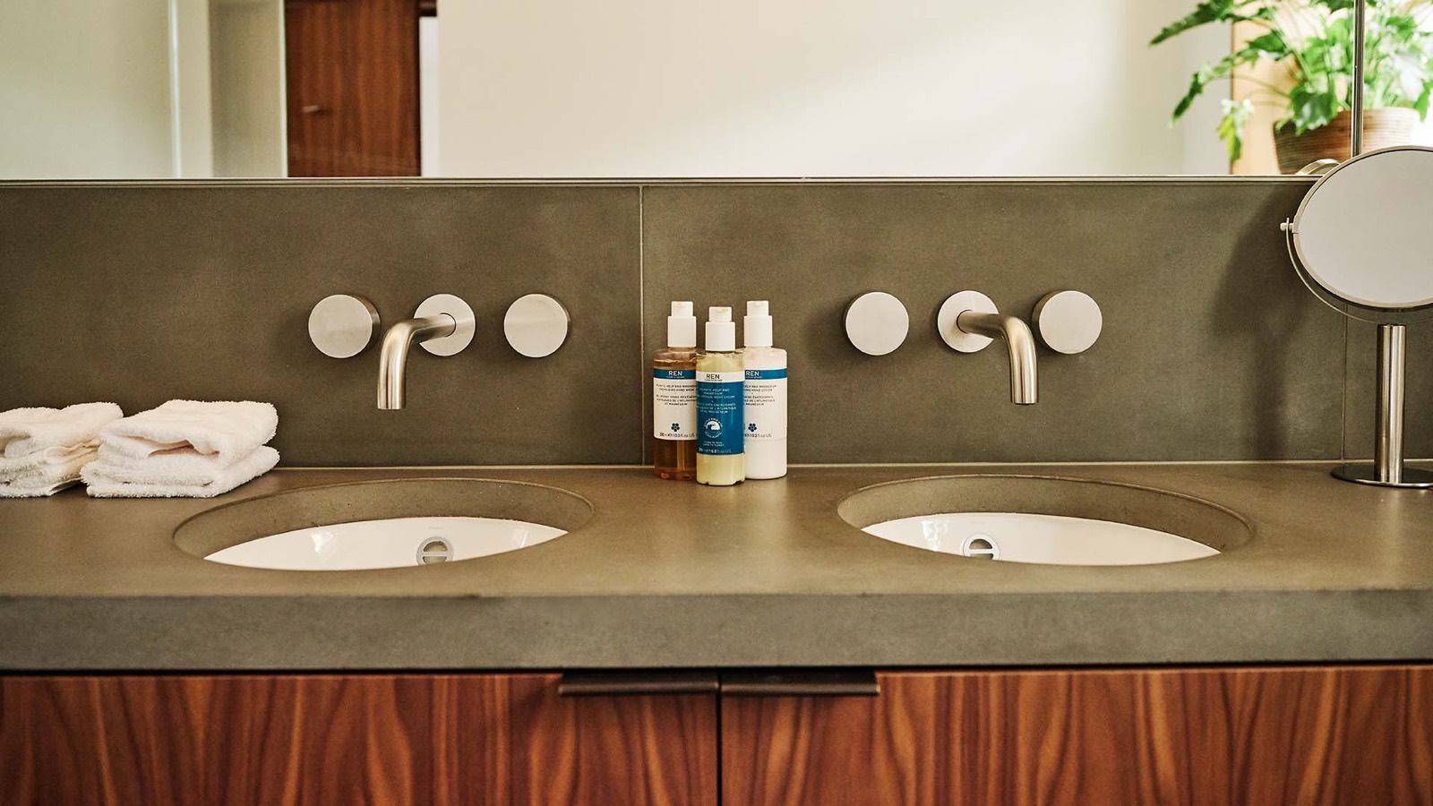 Concrete vanity with twin basins