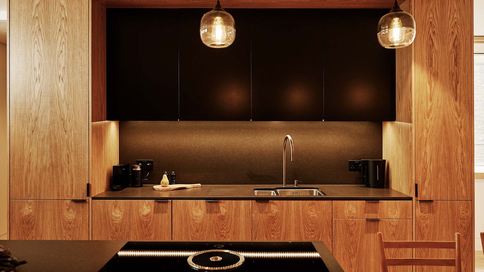 Kitchen in oak with glass pendant lights